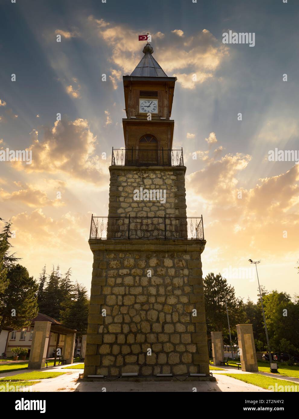 Torre dell'orologio di Bilecik al tramonto. Si trova nel giardino del Palazzo comunale di Bilecik. Foto Stock