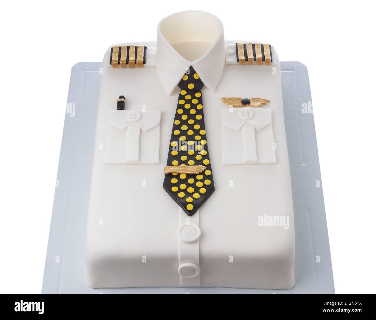 Torta creativa modellata in 3D fatta di pasta bianca di zucchero a forma di camicia da pilota di aeroplani con cravatta su sfondo bianco. Foto Stock