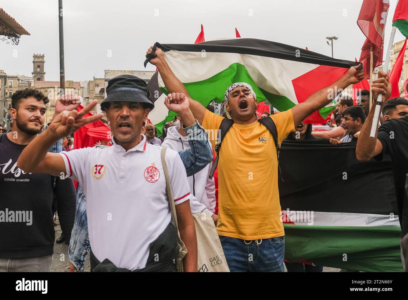 Napoli, Italia. 20 ottobre 2023. Processione di Napoli a favore del popolo palestinese, tra i partecipanti i sindacati USB, si Cobas e Cobas, vari centri sociali, la rete dei comunisti Campania, il collettivo autogestito universitario, potere al popolo e varie altre unioni credito: Live Media Publishing Group/Alamy Live News Foto Stock