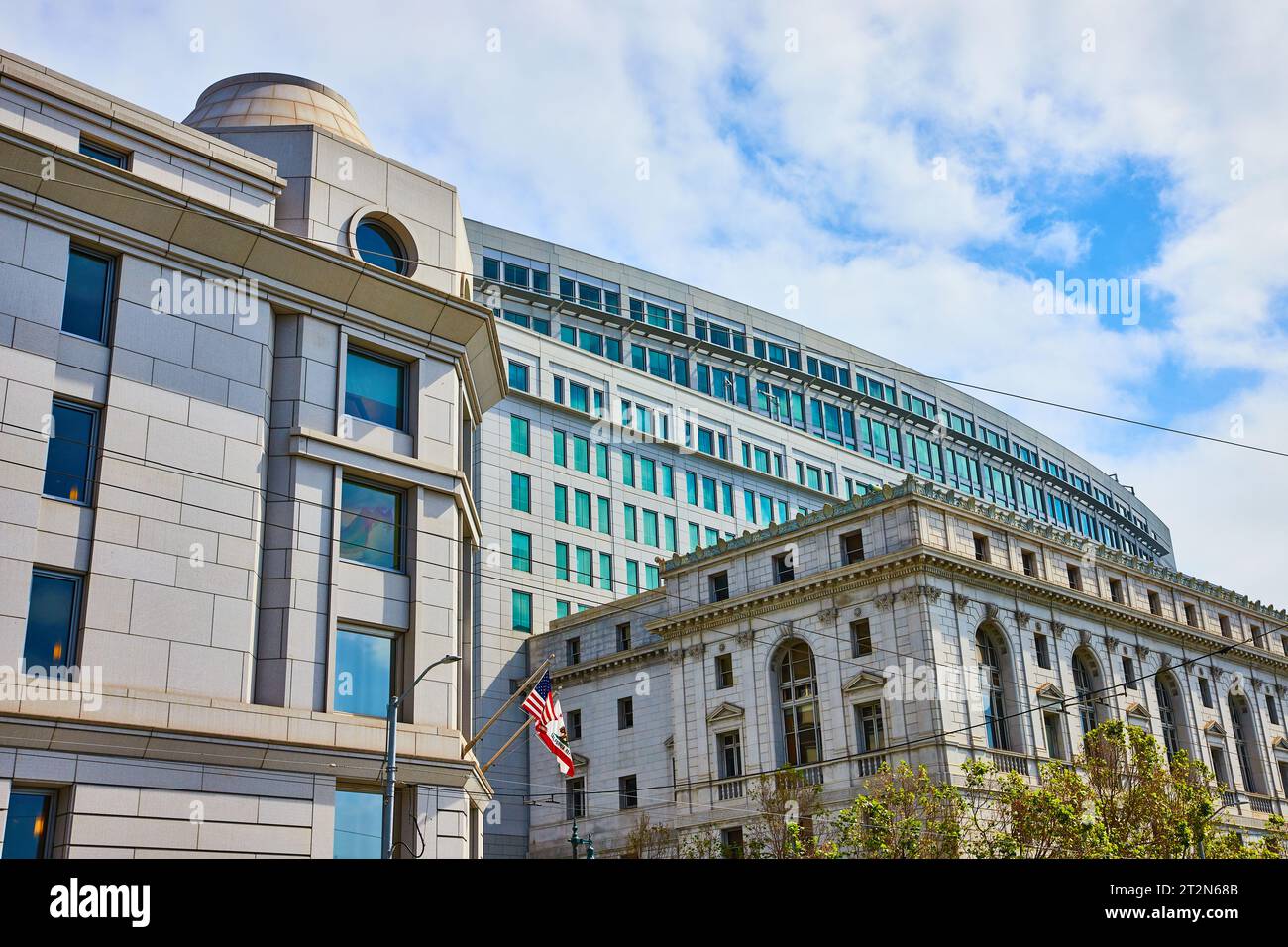 Corte Suprema della California e altri edifici statali con bandiere che sventolano nel vento Foto Stock