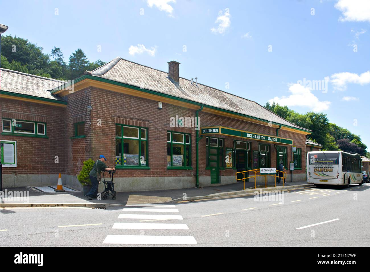 Stazione ferroviaria di Okehampton, sulla linea Dartmoor, che riaprì al traffico ferroviario regolare nel 2021 dopo la sua chiusura nel 1972 Foto Stock