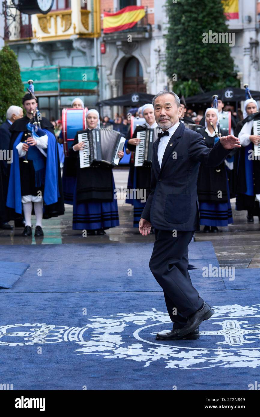 Oviedo. Spagna. 20231020, Haruki Murakami, Premio Principessa delle Asturie 2023 per la letteratura arrivo al Teatro Campoamor per la cerimonia durante i premi Principessa delle Asturie 2023 il 20 ottobre 2023 a Oviedo, Spagna Foto Stock