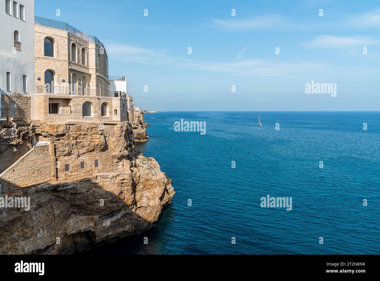 Paesaggio del mare Adriatico da Polignano a Mare, provincia di Bari, Puglia, Italia Foto Stock