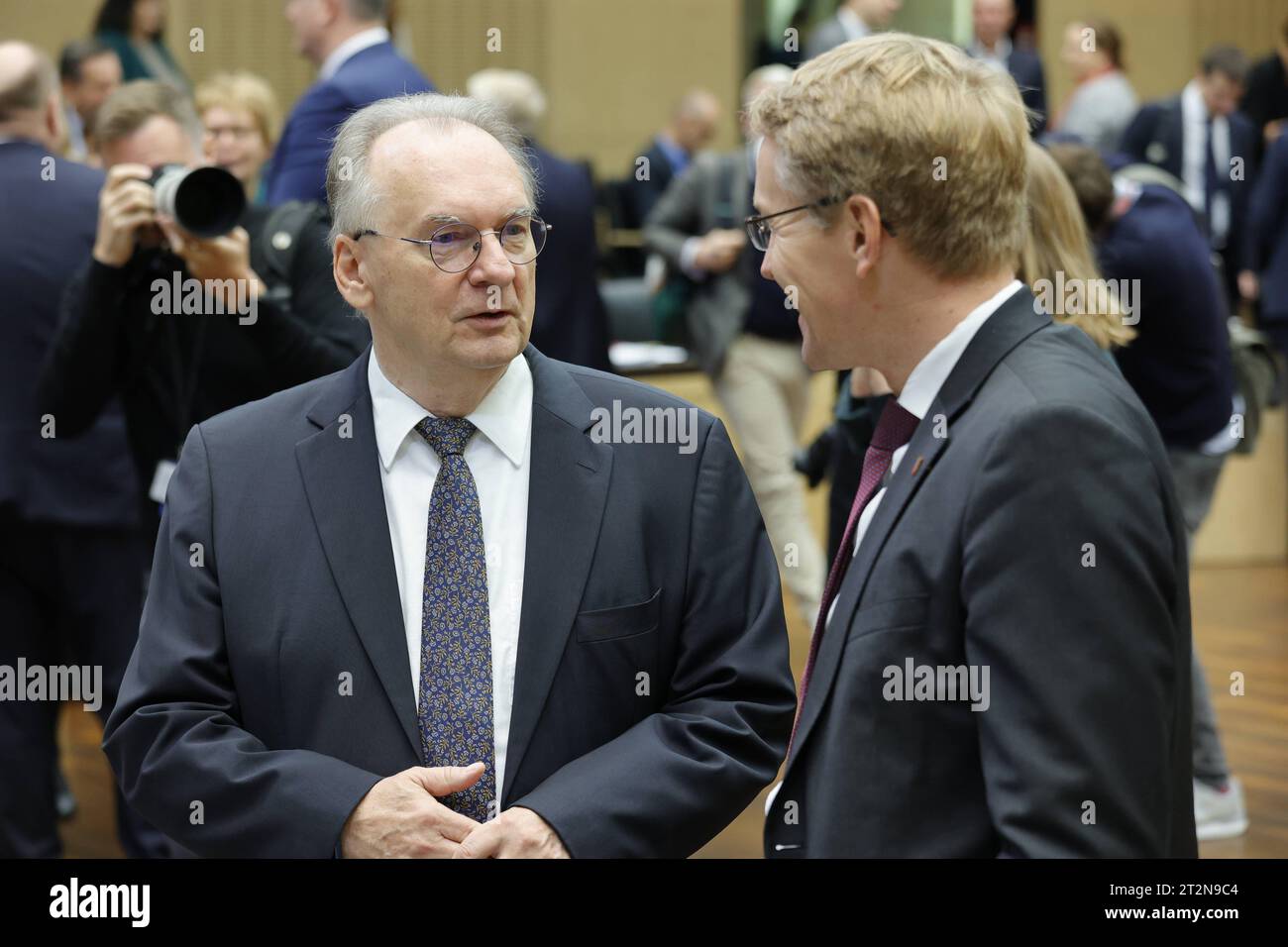 Ministerpräsident Dr. Reiner Haseloff Sachsen-Anhalt, Daniel Günther CDU, Ministerpräsident des Landes Schleswig-Holstein, Deutschland, Berlino, Bundesrat, 1037. Sitzung AM 20.10.2023 *** Ministro Presidente Dr Reiner Haseloff Sassonia Anhalt, Daniel Günther CDU, Ministro Presidente dello Stato di Schleswig Holstein, Germania, Berlino, Bundesrat, 1037 sessione del 20 10 2023 credito: Imago/Alamy Live News Foto Stock