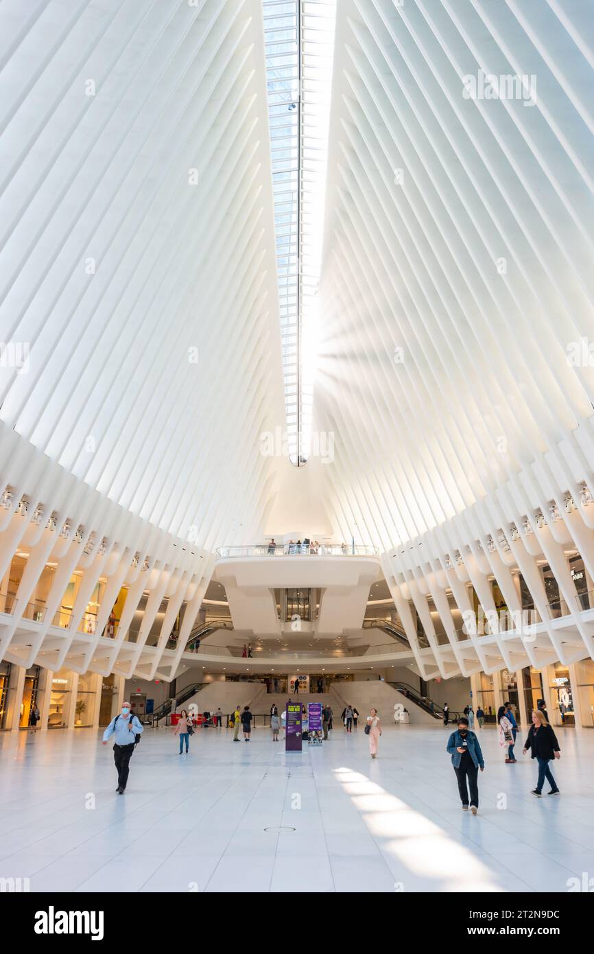 La gente cammina all'interno dell'Oculus Center di New York, Stati Uniti. Foto Stock La gente cammina all'interno dell'Oculus Center di New York, Stati Uniti. Foto Stock