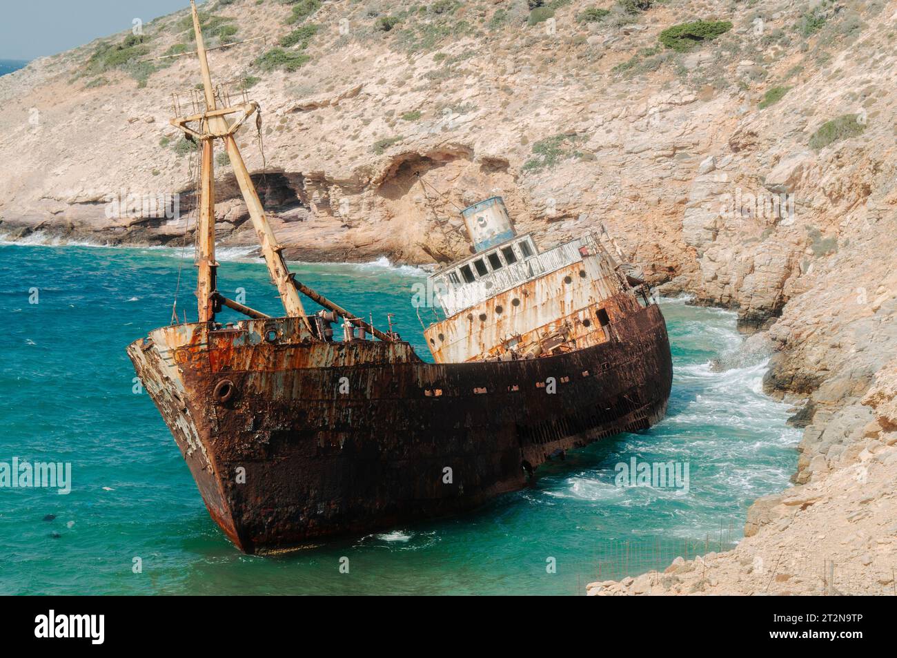 Isola di Amorgos, Cicladi, Grecia. 11 agosto 2008. Immagine che raffigura il relitto di una nave mercantile vicino alla spiaggia di Kalotaritissa Foto Stock