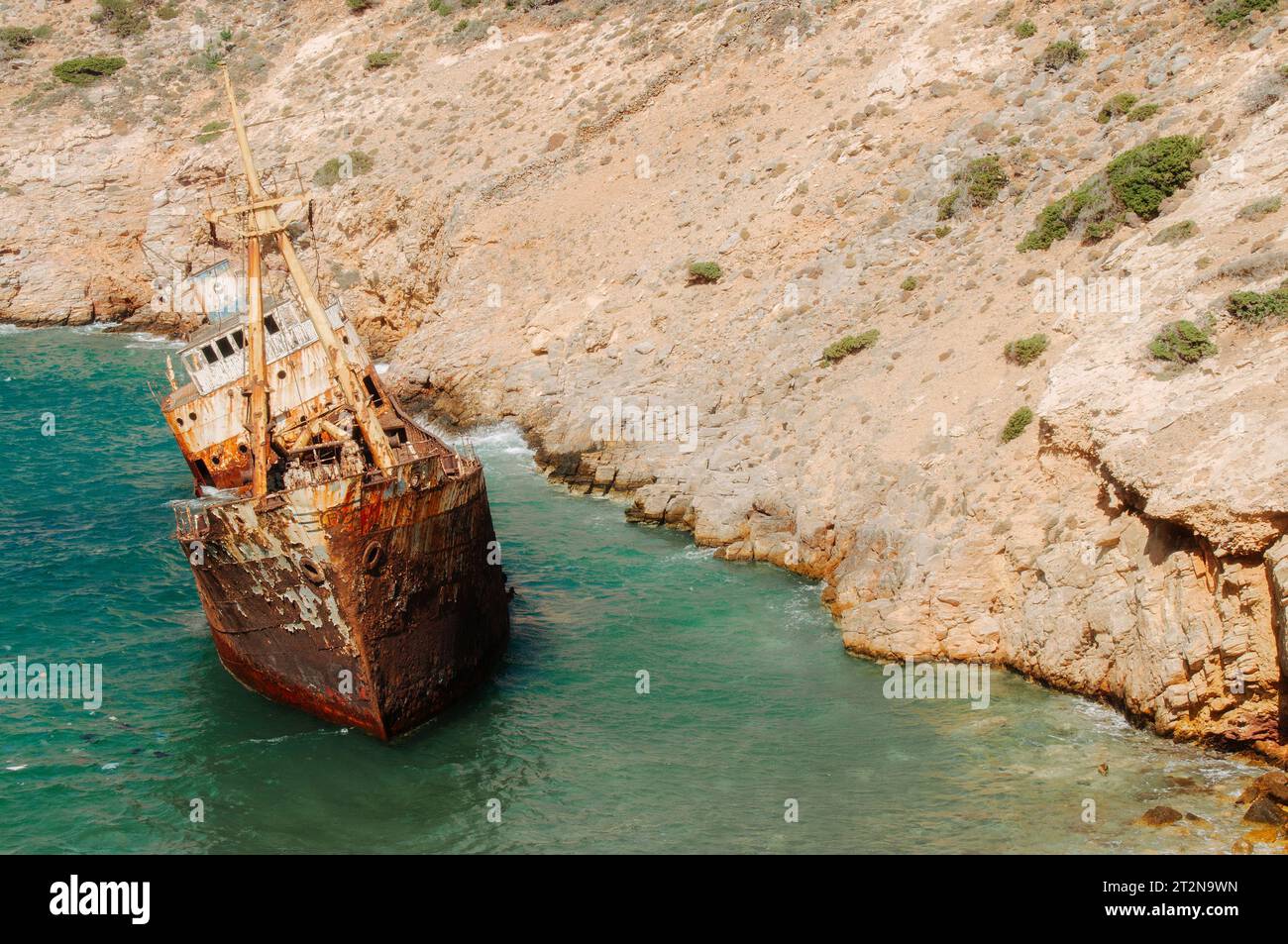 Isola di Amorgos, Cicladi, Grecia. 11 agosto 2008. Immagine che raffigura il relitto di una nave mercantile vicino alla spiaggia di Kalotaritissa Foto Stock