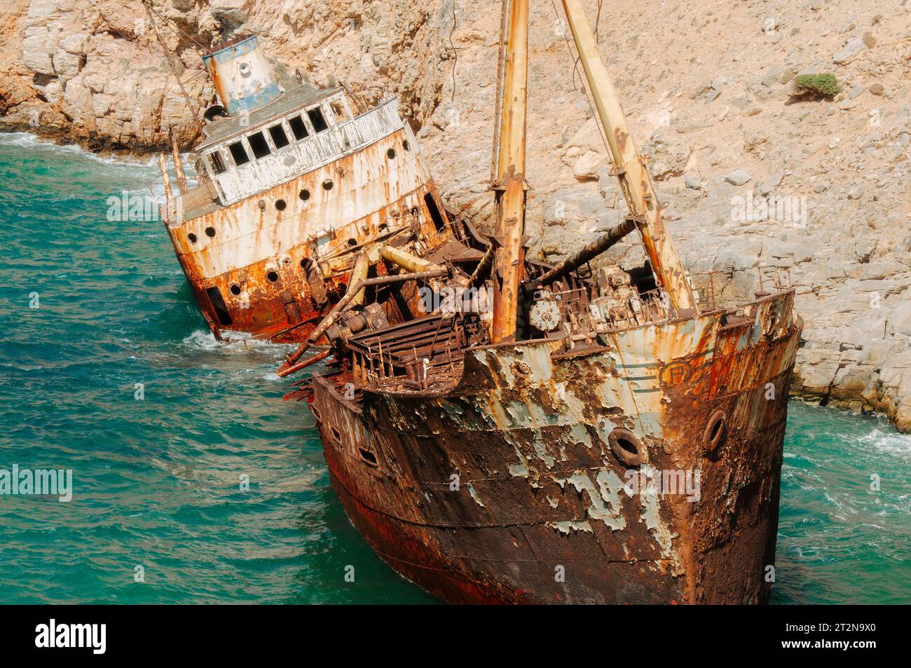 Isola di Amorgos, Cicladi, Grecia. 11 agosto 2008. Immagine che raffigura il relitto di una nave mercantile vicino alla spiaggia di Kalotaritissa Foto Stock