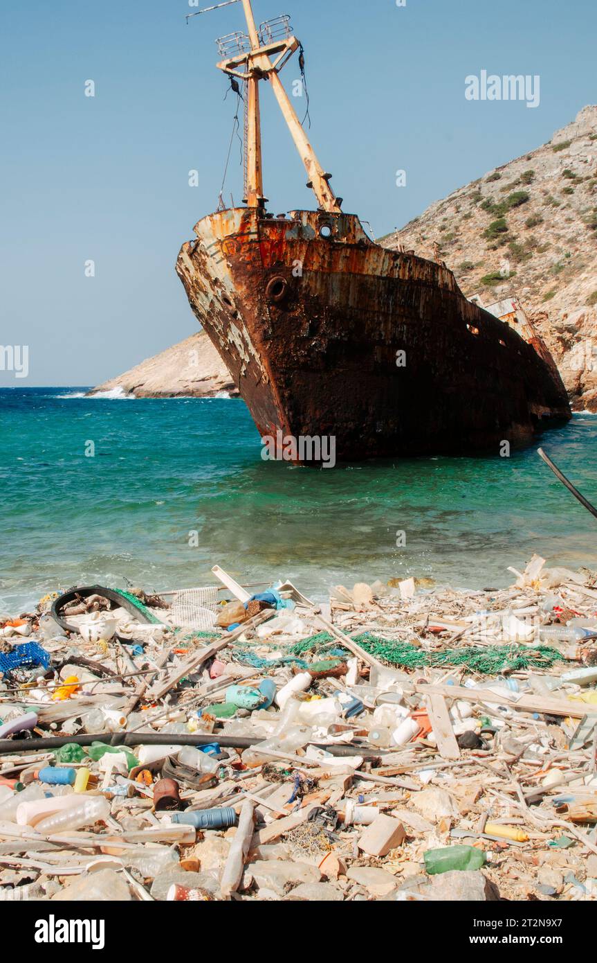 Isola di Amorgos, Cicladi, Grecia. 11 agosto 2008. Immagine che raffigura il relitto di una nave mercantile vicino alla spiaggia di Kalotaritissa Foto Stock