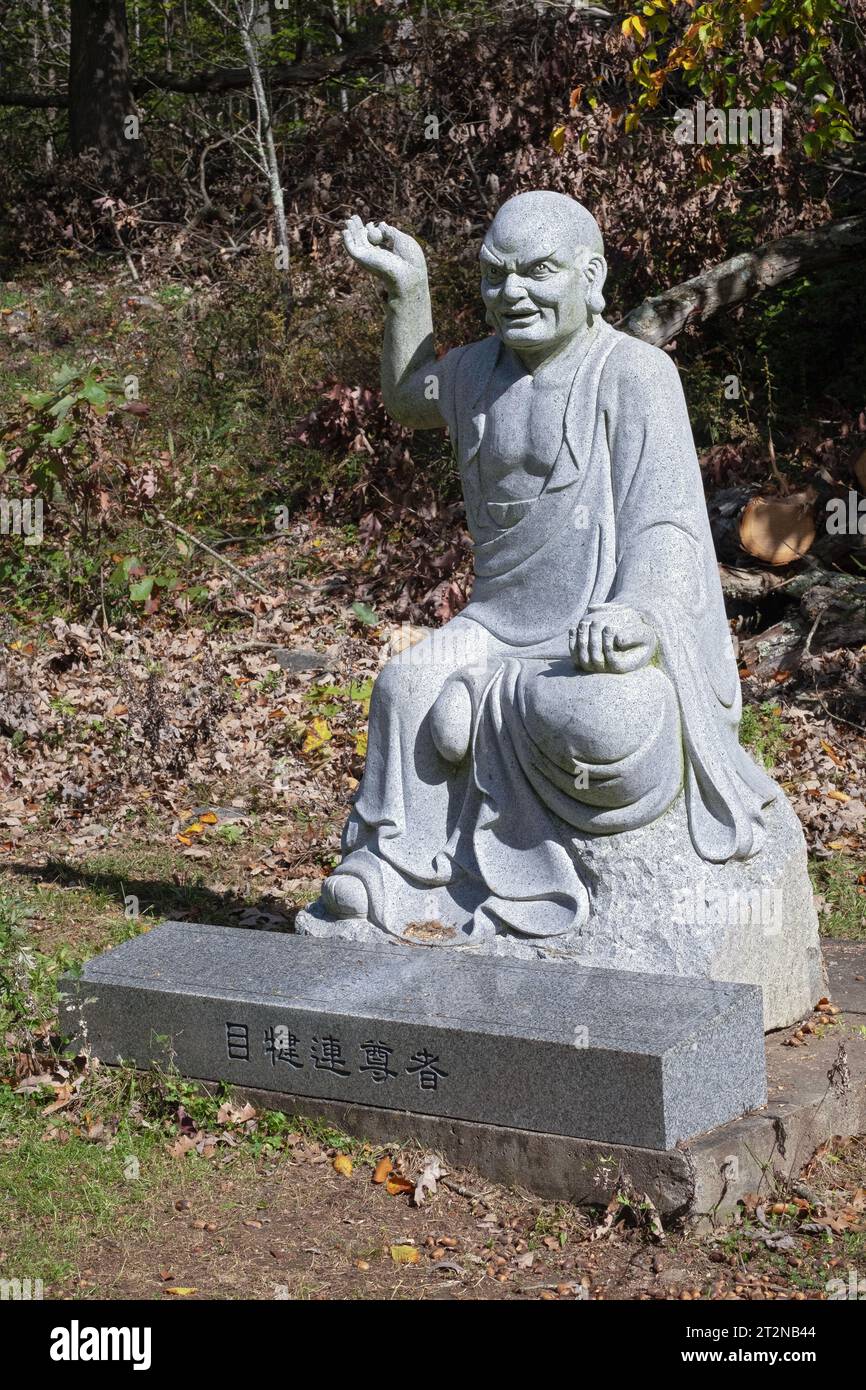 Una statua di Moggallana Thera, un discepolo di Buddha. Lungo il percorso per il monastero buddista Chuang Yen a Carmel, Putnam County, New York. Foto Stock