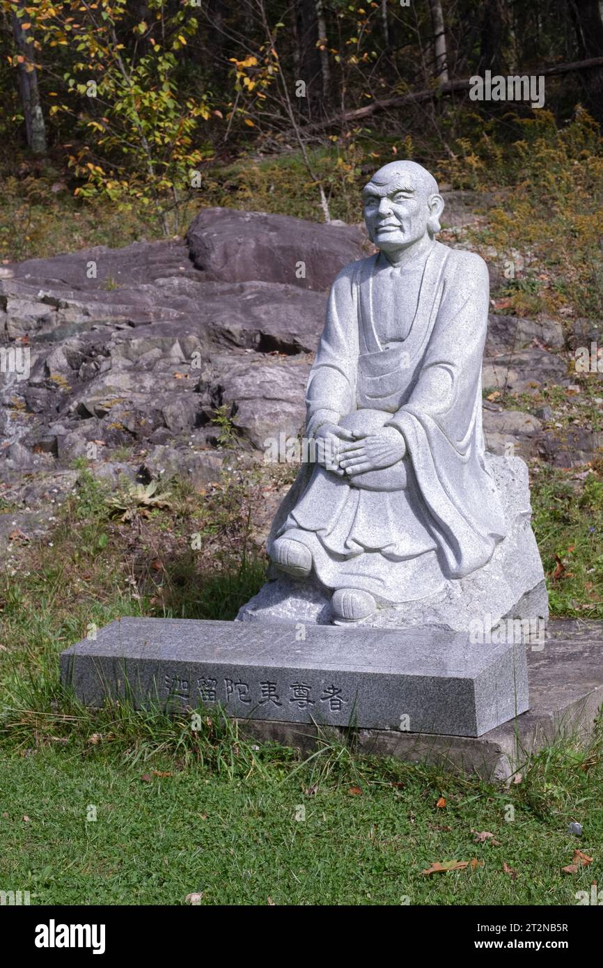 Una statua di Kaludayi Thera, un discepolo e contemporaneo di Buddha. Lungo il percorso per il monastero buddista Chuang Yen a Carmel, Putnam County, New York. Foto Stock