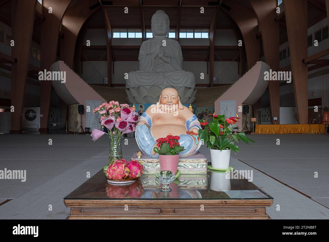 L'interno del monastero buddista Chuang Yen a Carmel, Contea di Putnam, New York, mostra la più grande statua di Buddha nell'emisfero occidentale. Foto Stock