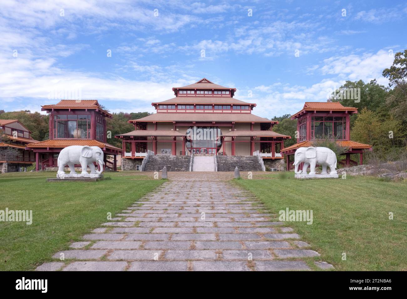 L'esterno del monastero buddista Chuang Yen a Carmel, Putnam Cty, New York, ospita la più grande statua di Buddha dell'emisfero occidentale. Foto Stock