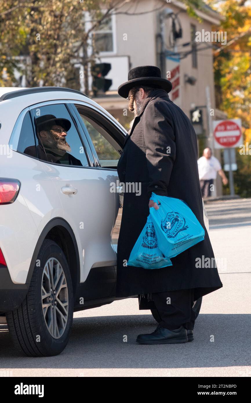 Monsey New York è una città prevalentemente ebraica e non è raro vedere ebrei di tutte le età che fanno autostop. Notate l'insolito peyus. Foto Stock