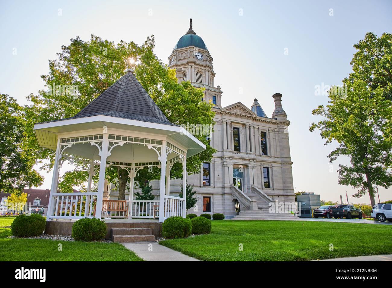 Gazebo bianco con panca in legno accanto al tribunale della contea di Whitley Foto Stock