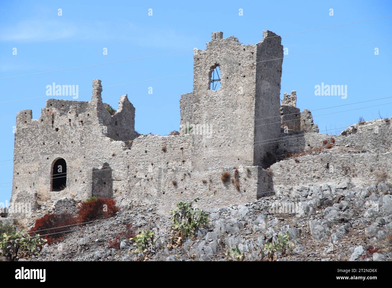 Uno scorcio delle rovine del Mausoleo di Tredoliche. Paesaggio dalle rovine di Cirella, villaggio abbandonato per un secolo nella regione Calabria. Foto Stock