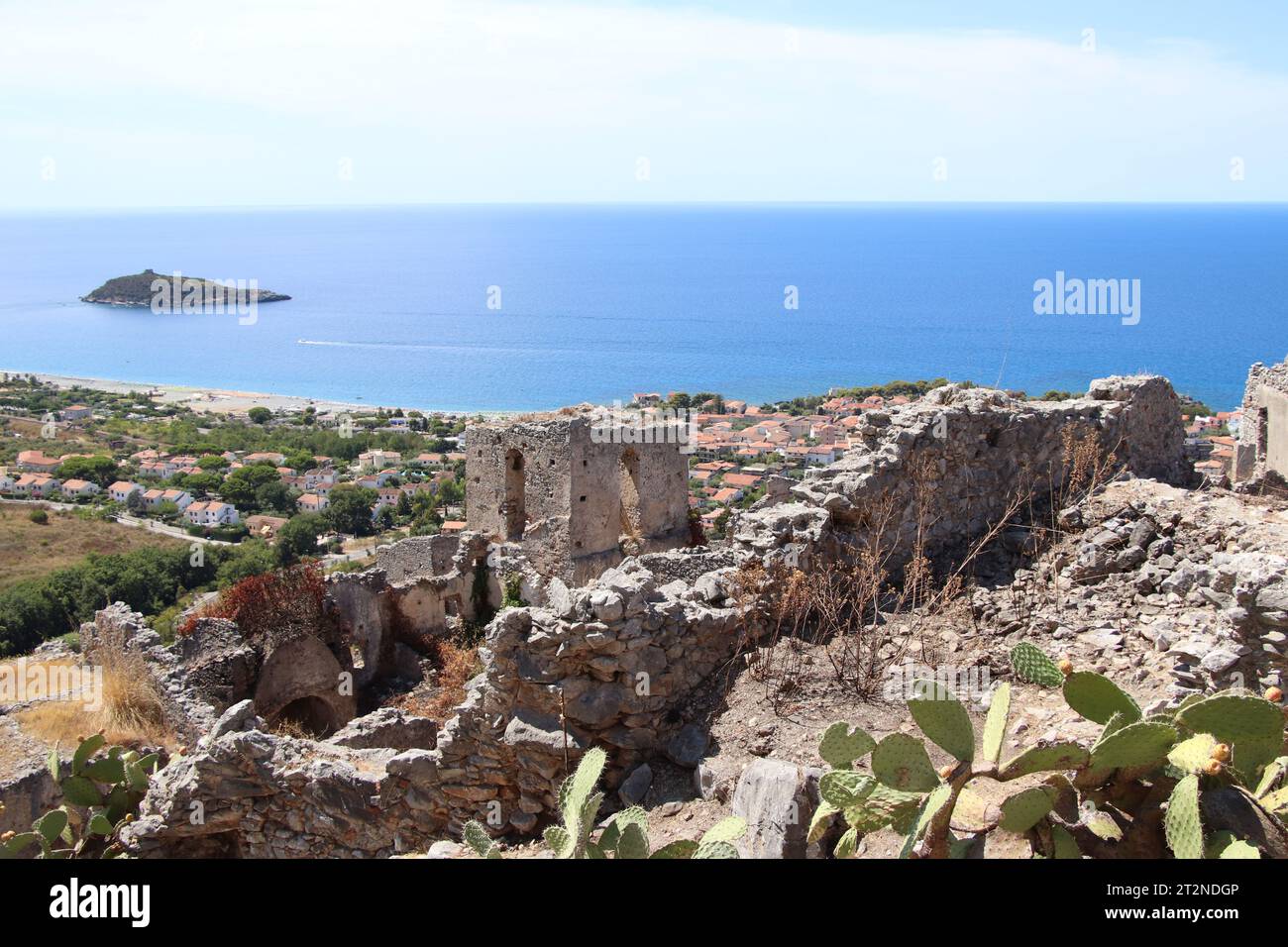 Uno scorcio delle rovine del Mausoleo di Tredoliche. Paesaggio dalle rovine di Cirella, villaggio abbandonato per un secolo nella regione Calabria. Foto Stock