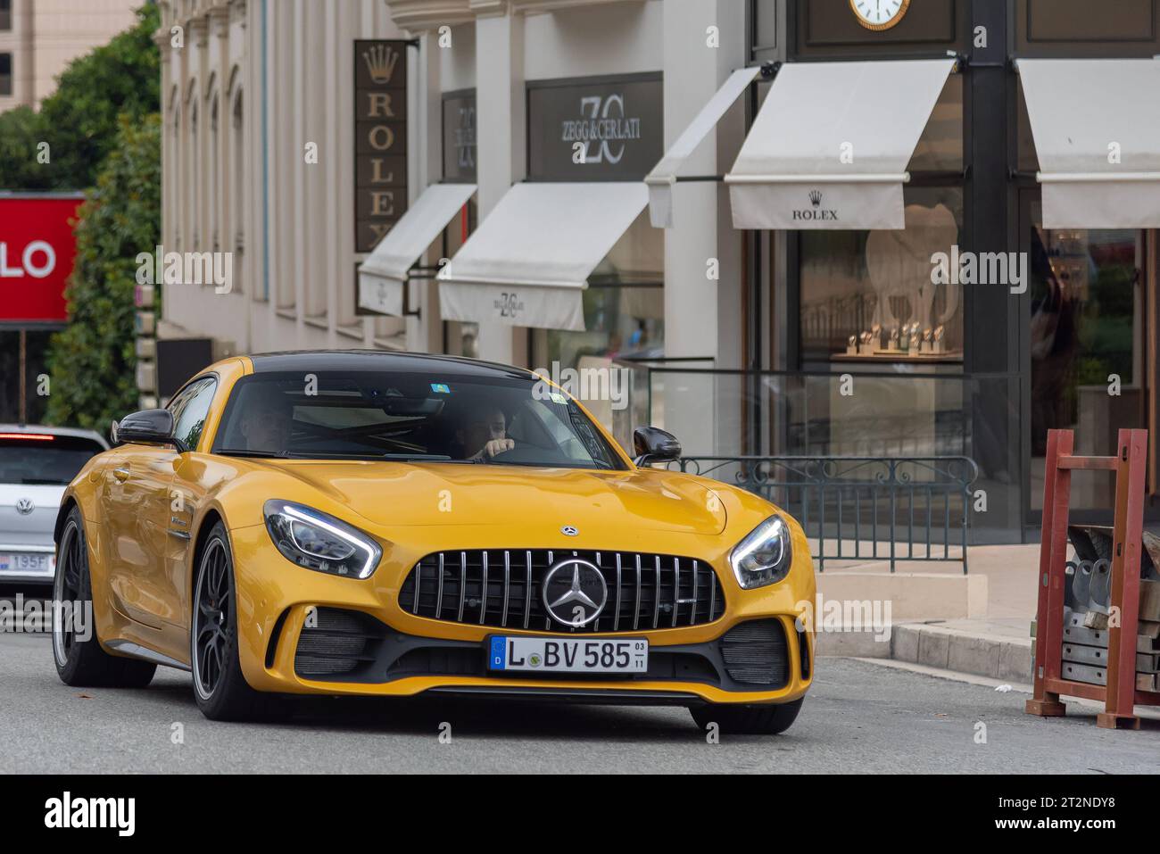 Mercedes AMG GT R gialla alla guida su strada Foto Stock