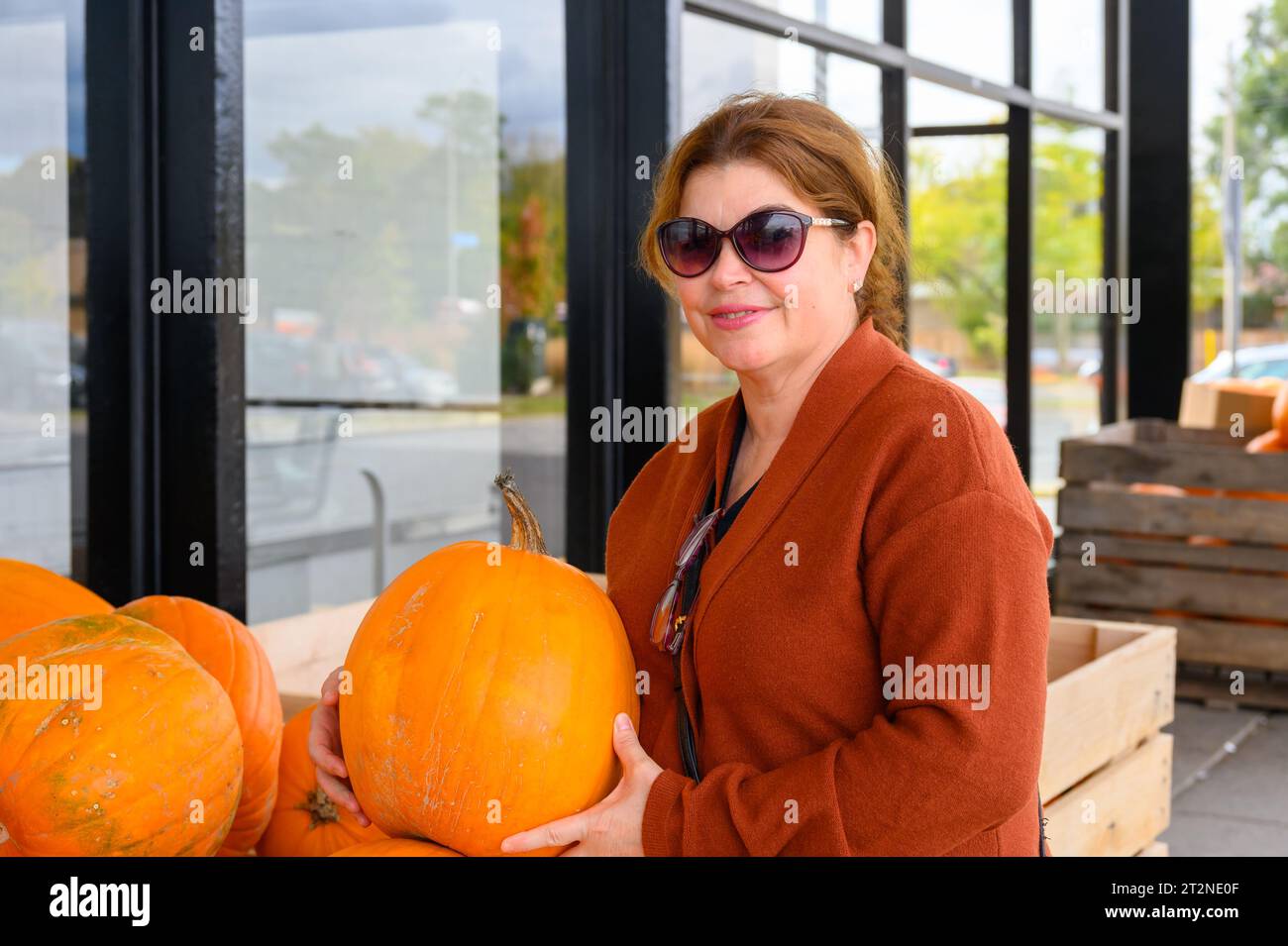 Donna che tiene una zucca di ottobre o di Halloween Foto Stock