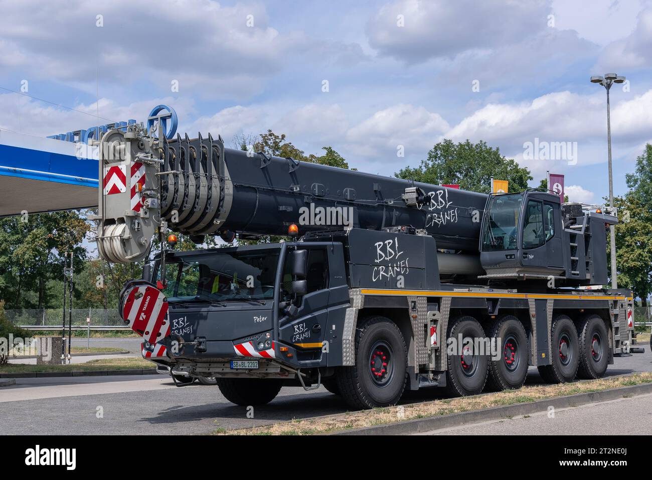 Gru mobile grigia Tadano ATF 220G-5 parcheggiata in strada Foto Stock