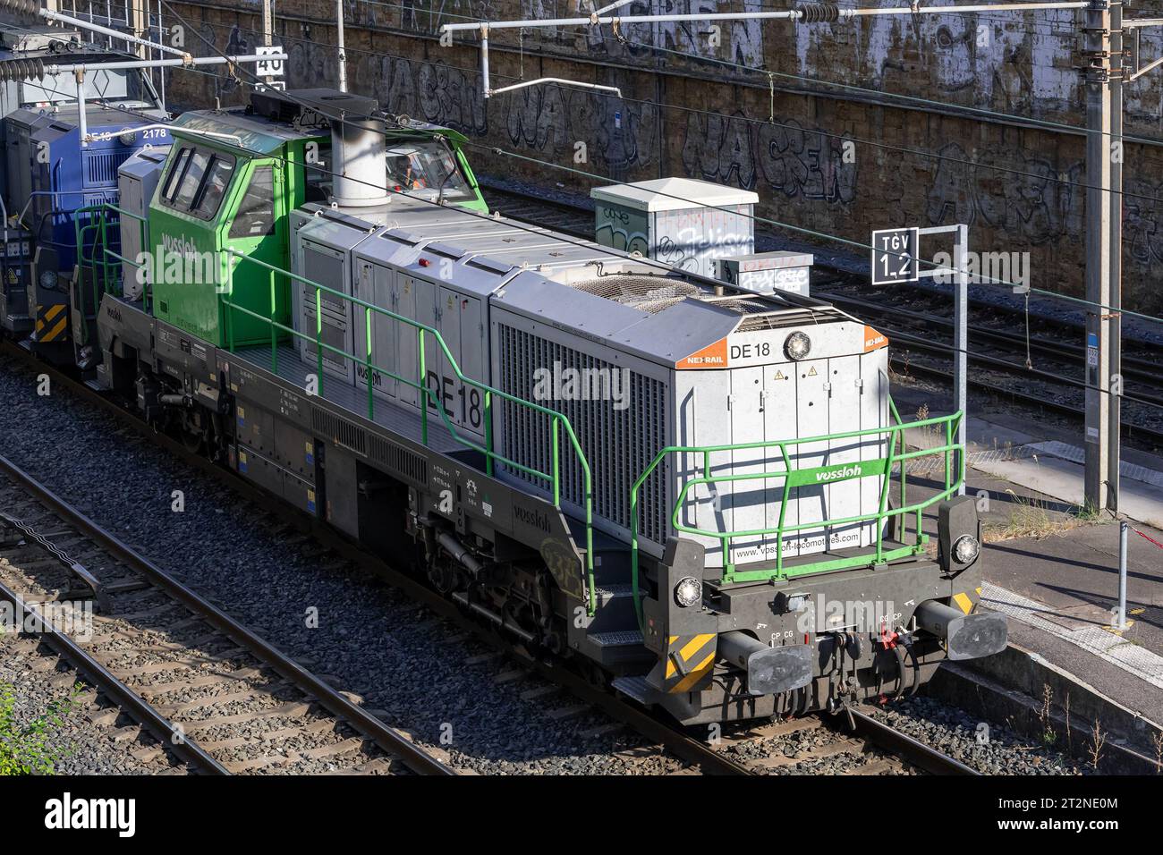 Locomotiva diesel-elettrica grigia e verde Vossloh DE 18 Foto Stock
