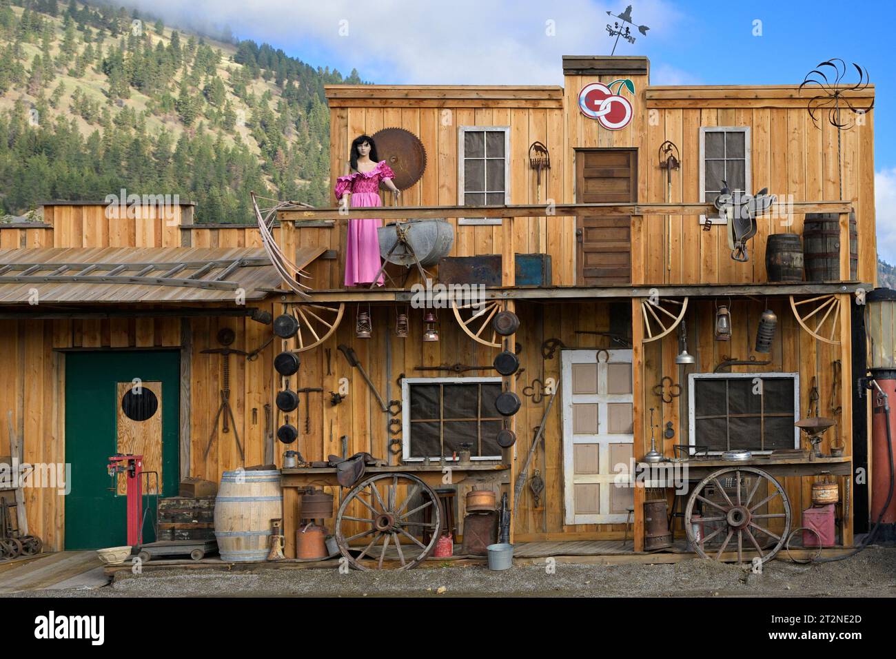 Facciata in stile Western House con donna sulla veranda, Gatzke Orchards Farm Market, Oyama, Okanagan Valley, British Columbia, Canada Foto Stock