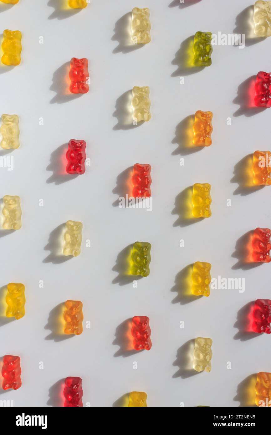 Caramelle colorate in gelatina isolate su uno sfondo bianco sotto forma di linee verticali. Jelly Bean, caramelle gommose di frutta. Foto Stock