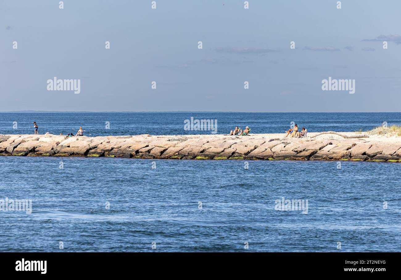 la gente prende il sole sulla spiaggia di gin Foto Stock