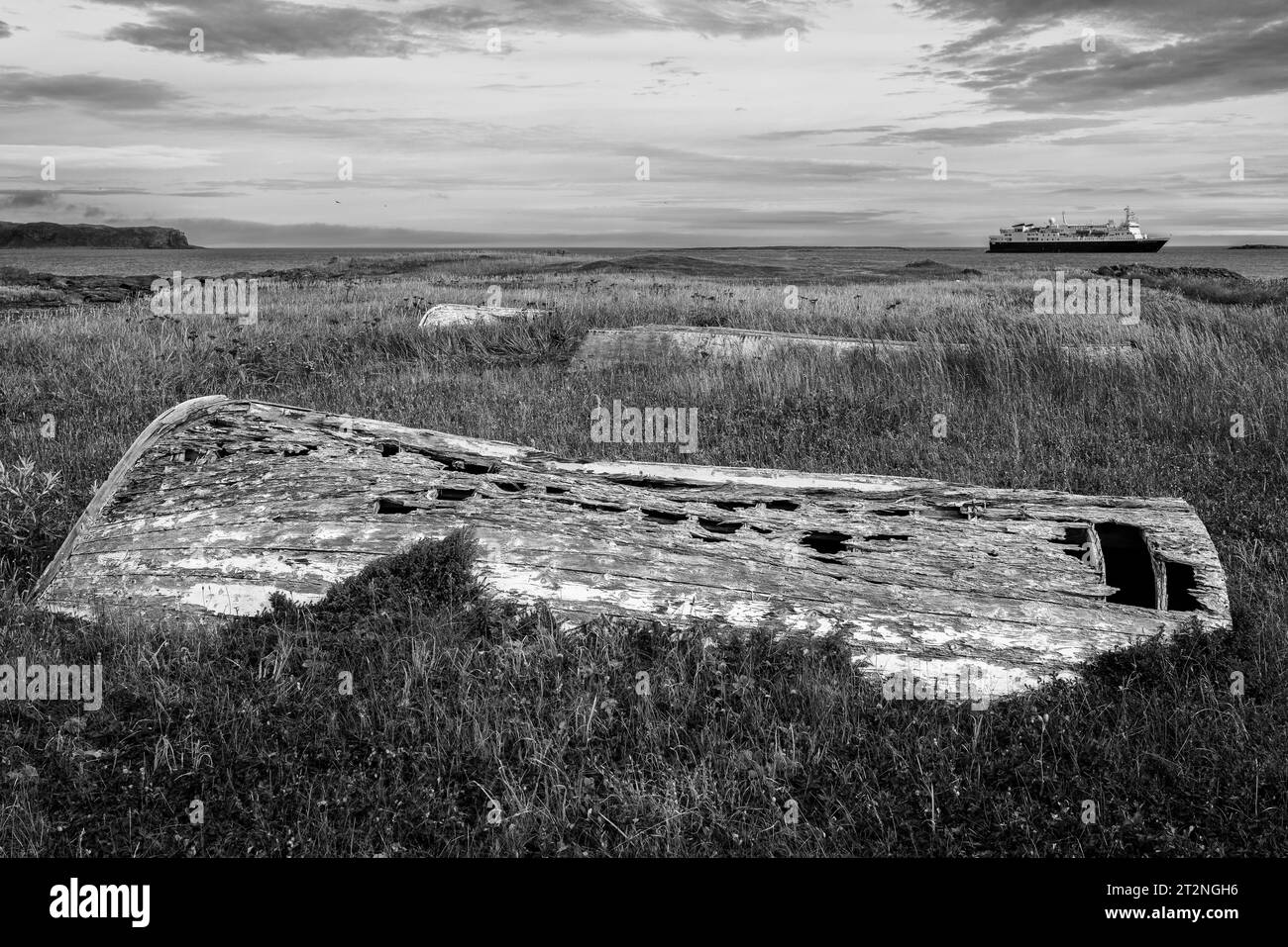 B&W di un peschereccio in decadenza ed esploratore del National Geographic al largo di l'Anse Aux Meadows, Terranova. Foto Stock