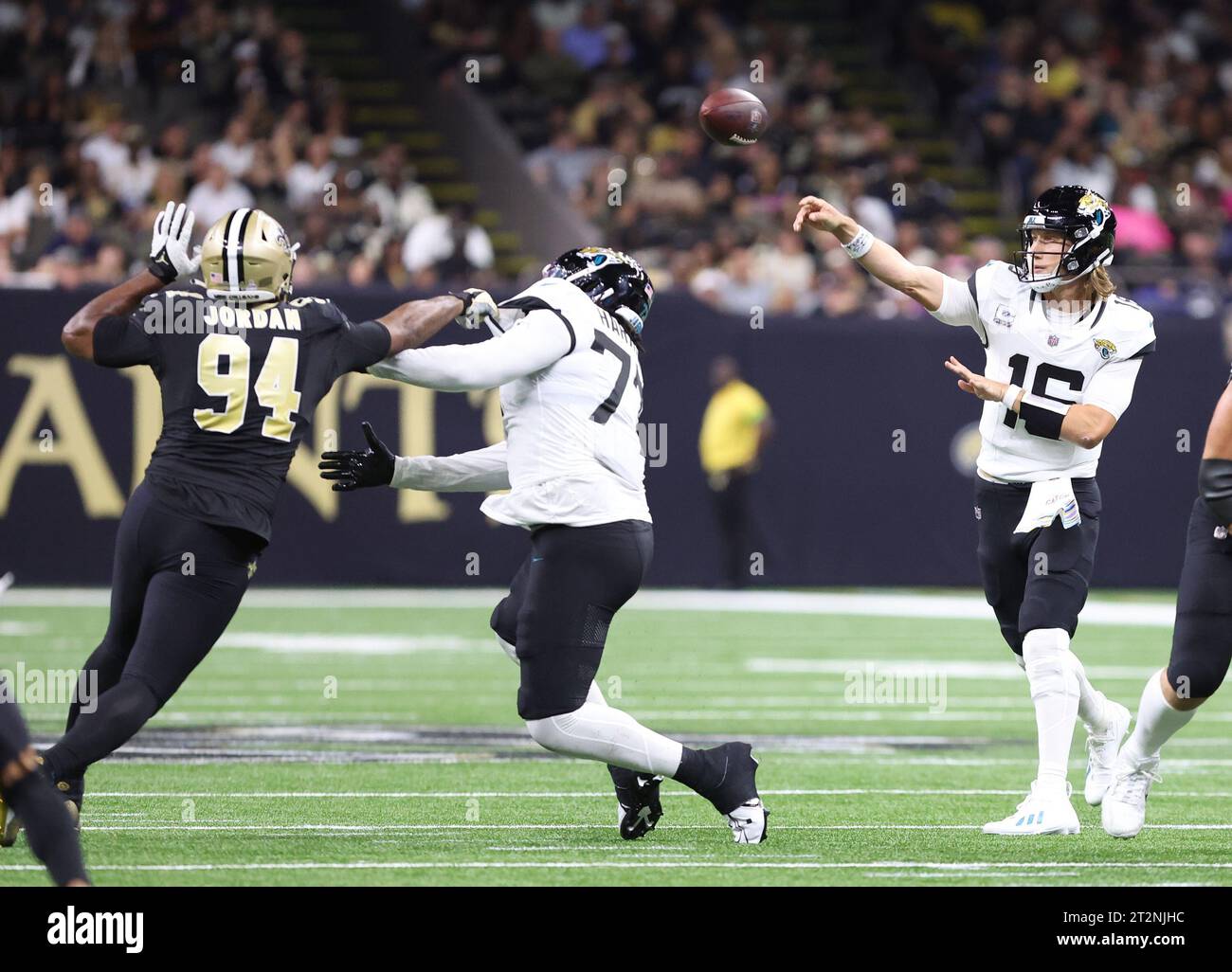 New Orleans, USA. 19 ottobre 2023. Il quarterback dei Jacksonville Jaguars Trevor Lawrence (16) tentò un passaggio mentre l'offensive tackle Anton Harrison (77) bloccò il defensive end dei New Orleans Saints Cameron Jordan (94) durante una partita della National Football League al Caesars Superdome di New Orleans, Louisiana, giovedì 19 ottobre 2023. (Foto di Peter G. Forest/Sipa USA) credito: SIPA USA/Alamy Live News Foto Stock