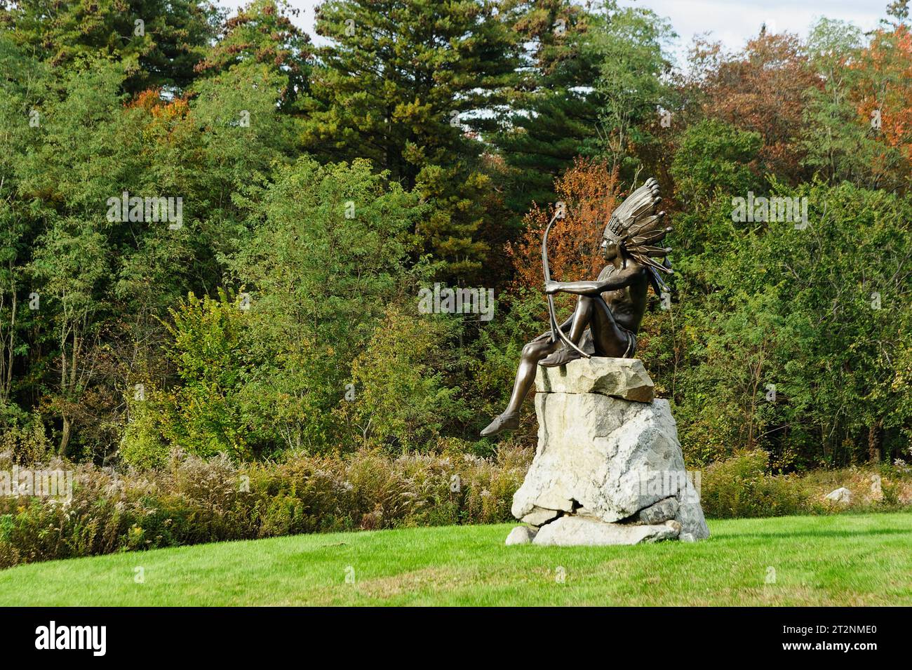 Una splendida scultura di un Wopeen nativo americano "il sognatore" si trova orgogliosamente nel parco presso il Fruitlands Museum di Harvard, Massachusetts Foto Stock