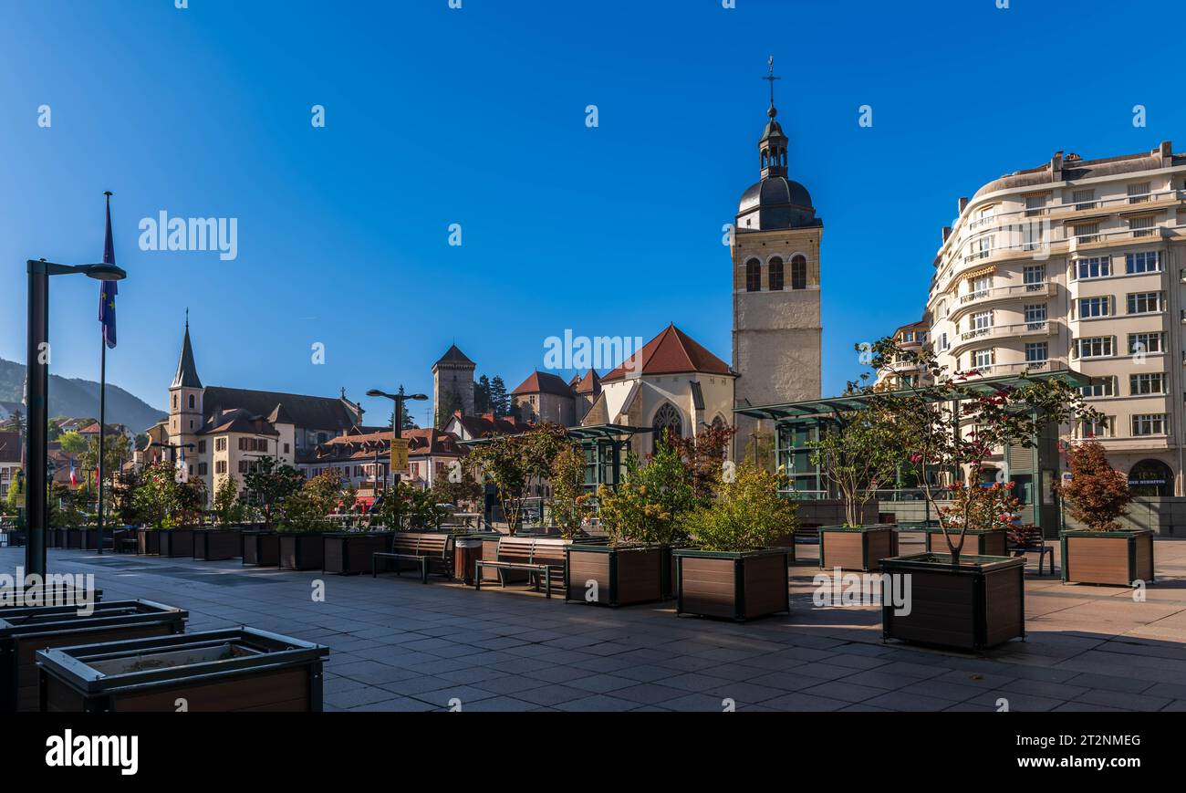 Retro della chiesa di San Maurizio e del suo campanile, e una residenza, ad Annecy, alta Savoia, Francia Foto Stock