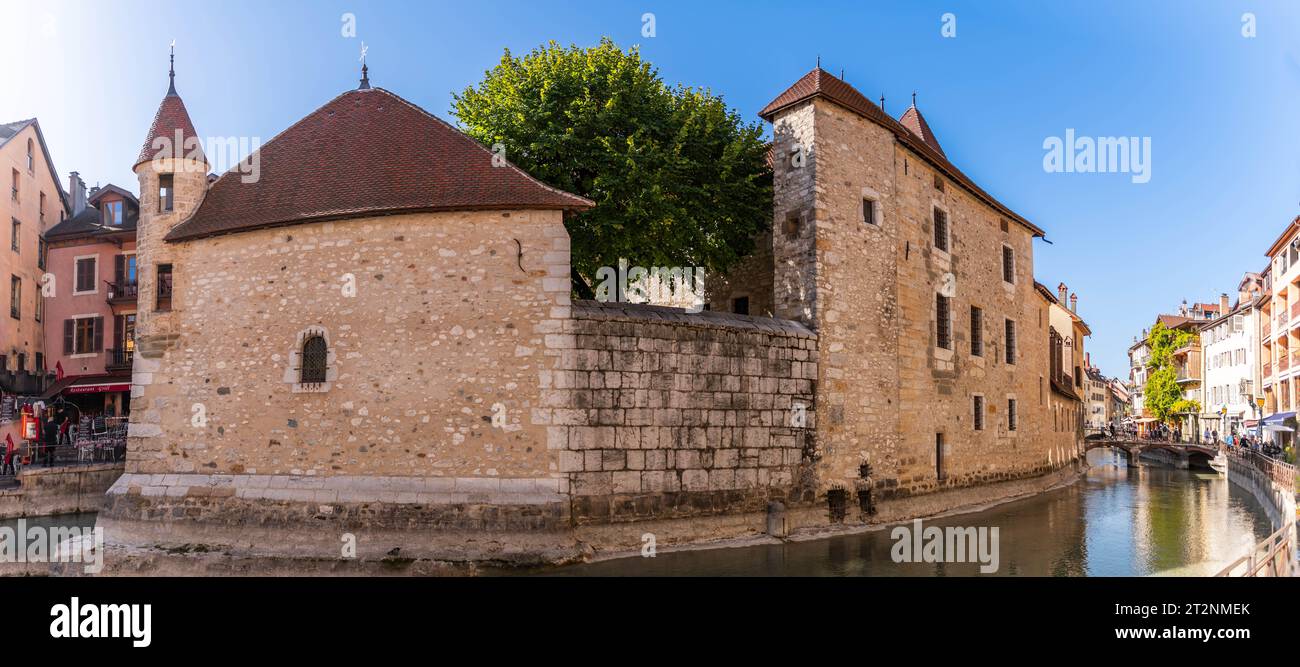 Quai de l'ile sul fiume Thiou, al tramonto, e il Palais de l'Isle, ad Annecy, alta Savoia, Francia Foto Stock