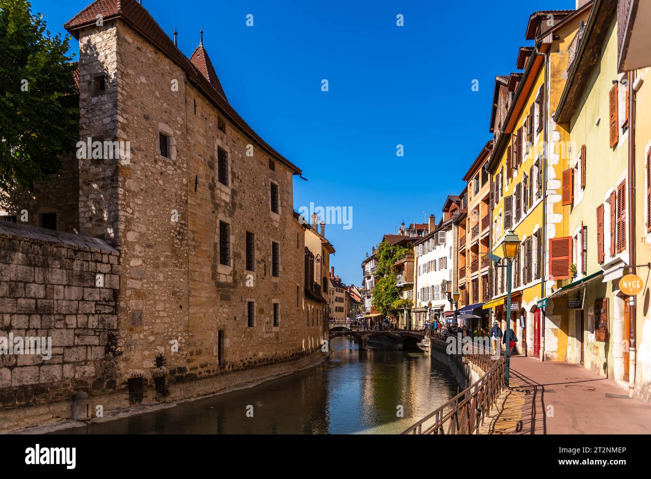 Quai de l'ile sul fiume Thiou, al tramonto, e il Palais de l'Isle, ad Annecy, alta Savoia, Francia Foto Stock