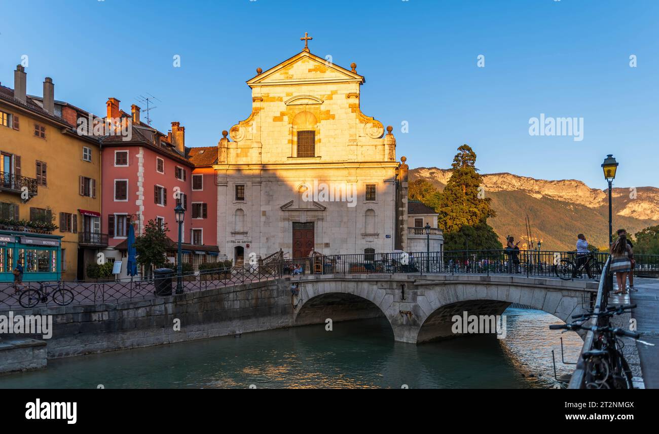 Chiesa di San Francesco di Sales la sera, ad Annecy sulle rive del Thioule, in alta Savoia, Francia Foto Stock