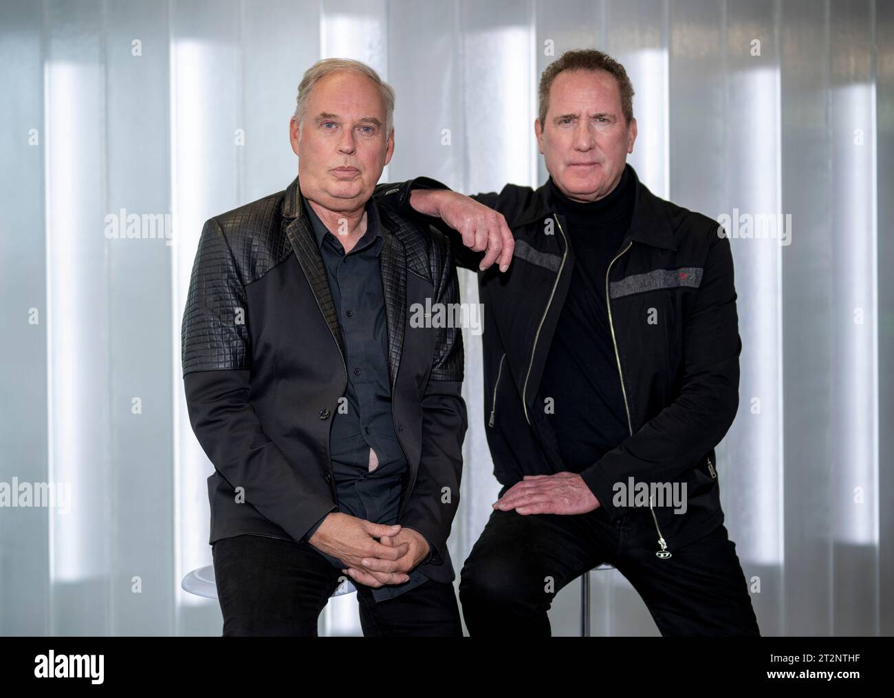 Berlino, Germania. 20 ottobre 2023. Andy McCluskey (r) e Paul Humphreys, membri della band Orchestral Manoeuvres in the Dark (OMD), hanno fotografato un servizio fotografico per l'agenzia di stampa tedesca. Il nuovo album degli OMD 'Bauhaus Staircase' sarà pubblicato il 27 ottobre 2023. Crediti: Monika Skolimowska/dpa/Alamy Live News Foto Stock