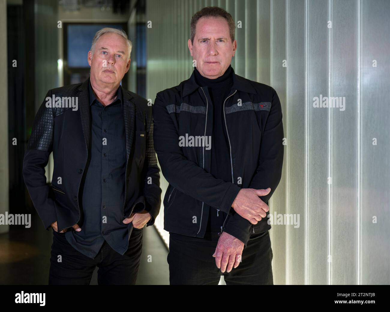 Berlino, Germania. 20 ottobre 2023. Andy McCluskey (r) e Paul Humphreys, membri della band Orchestral Manoeuvres in the Dark (OMD), hanno fotografato un servizio fotografico per l'agenzia di stampa tedesca. Il nuovo album degli OMD 'Bauhaus Staircase' sarà pubblicato il 27 ottobre 2023. Crediti: Monika Skolimowska/dpa/Alamy Live News Foto Stock