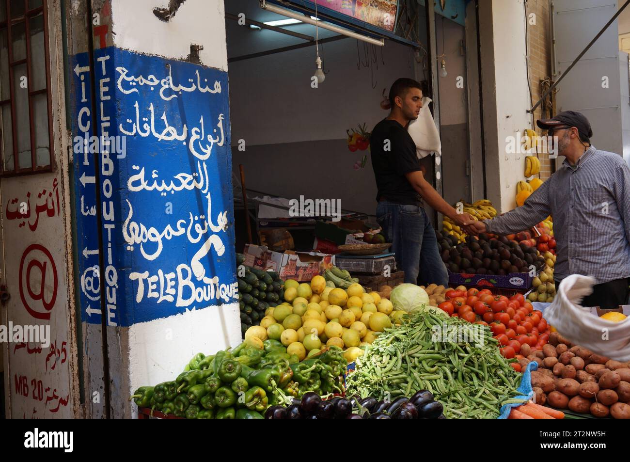 Incontro amichevole con stretta di mano in un mercato marocchino Foto Stock