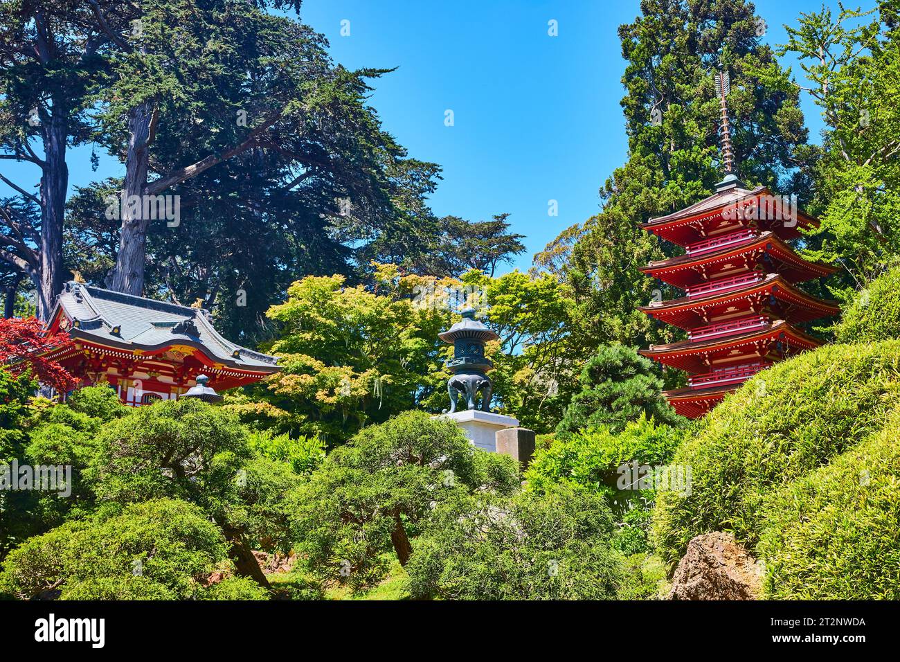 Splendido edificio a pagoda su piani giapponesi nel Giardino del tè Giapponese con lanterna di pietra_ Foto Stock
