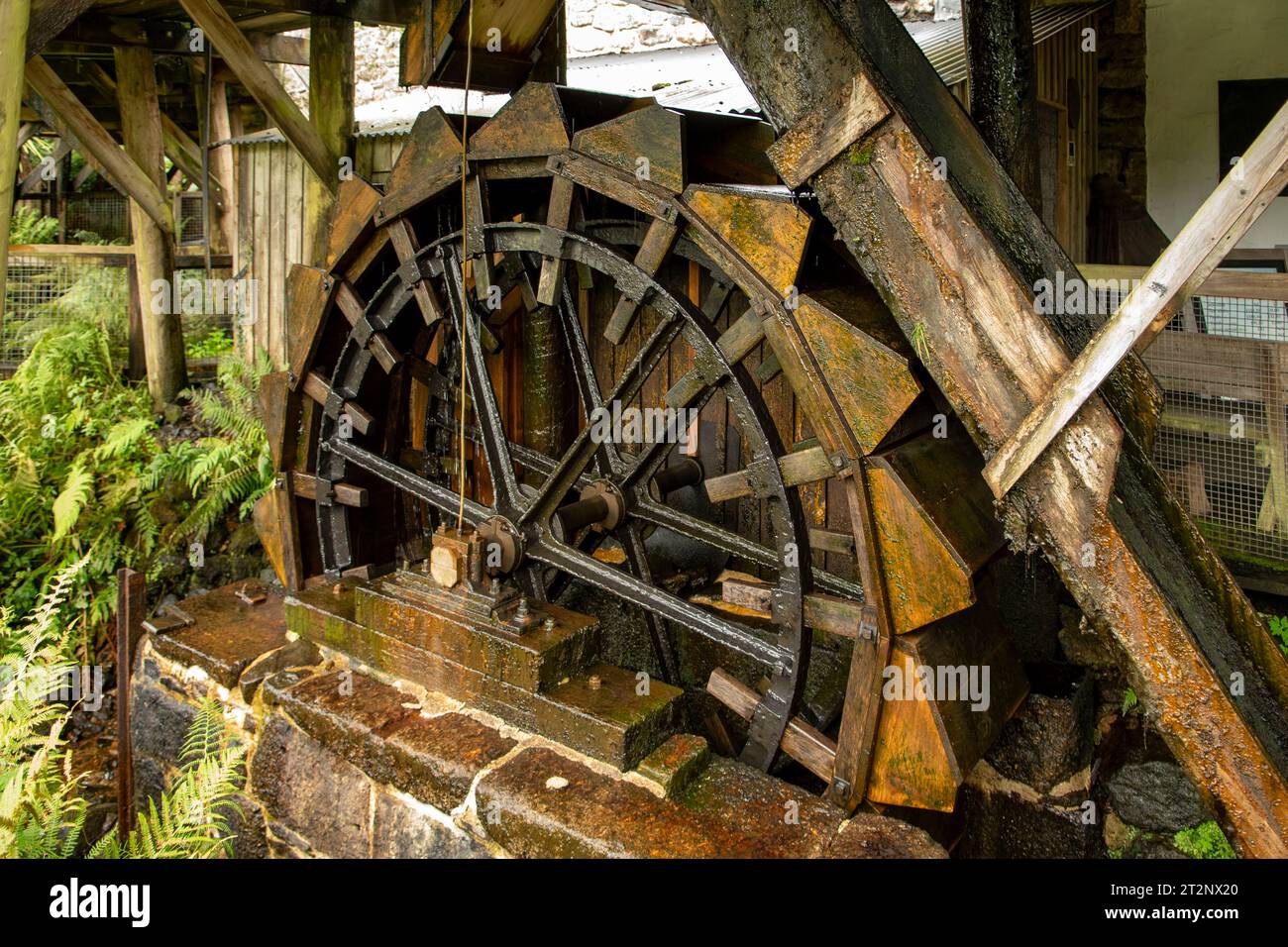 Water Wheel alla Finch Foundry, Sticklepath, Devon, Inghilterra Foto Stock