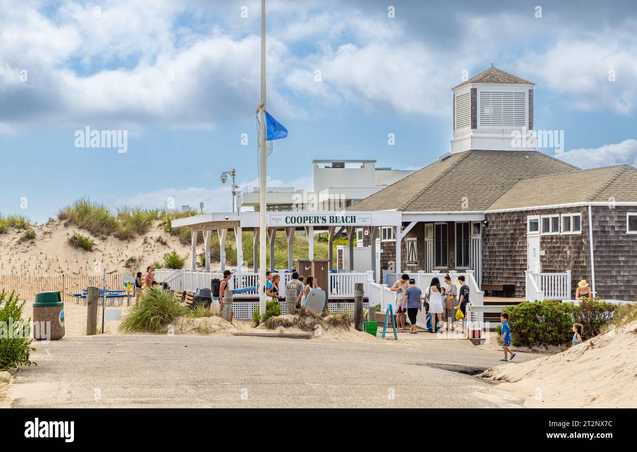 Spiaggia di Coopers, punto di ristoro in un'intensa giornata estiva Foto Stock
