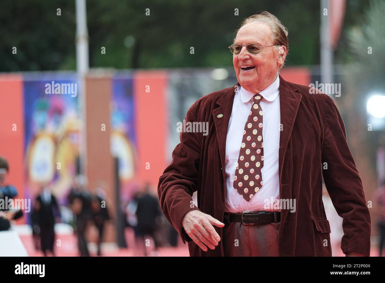 Roma, Italia. 20 ottobre 2023. Renzo Arbore partecipa al Red carpet per il "Isabella Rossellini Lifetime Achievement Award" durante il 18° Festival del Cinema di Roma presso l'Auditorium Parco della musica di Roma. (Foto di Elena Vizzoca/SOPA Images/Sipa USA) credito: SIPA USA/Alamy Live News Foto Stock