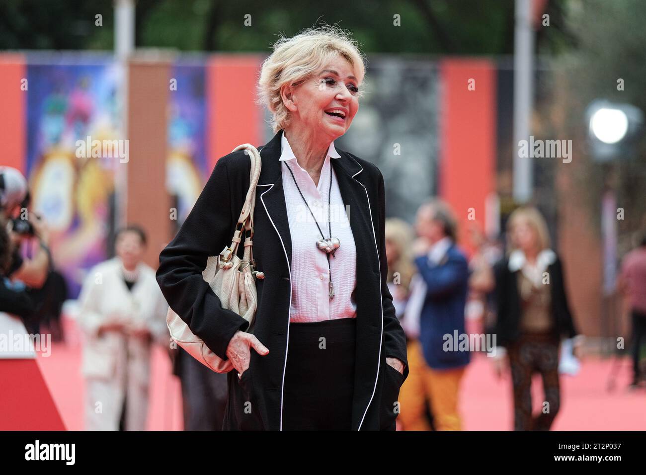 Roma, Italia. 20 ottobre 2023. Enrica Bonaccorti partecipa al Red carpet per il "Isabella Rossellini Lifetime Achievement Award" durante il 18° Festival del Cinema di Roma presso l'Auditorium Parco della musica di Roma. (Foto di Elena Vizzoca/SOPA Images/Sipa USA) credito: SIPA USA/Alamy Live News Foto Stock