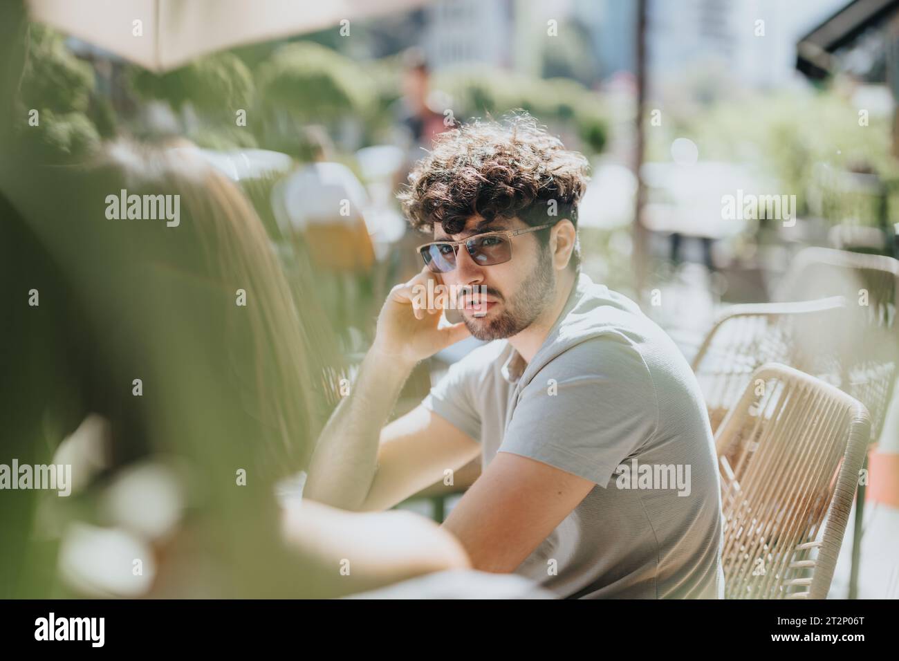 In una città, i professionisti aziendali discutono le sfide, analizzano i budget e pianificano la crescita. Collaborano, innovano e definiscono strategie per il successo. Foto Stock