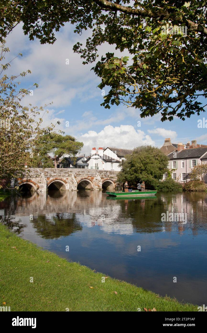 Ponte storico sul fiume Stour, Christchurch, Dorset, Inghilterra Foto Stock