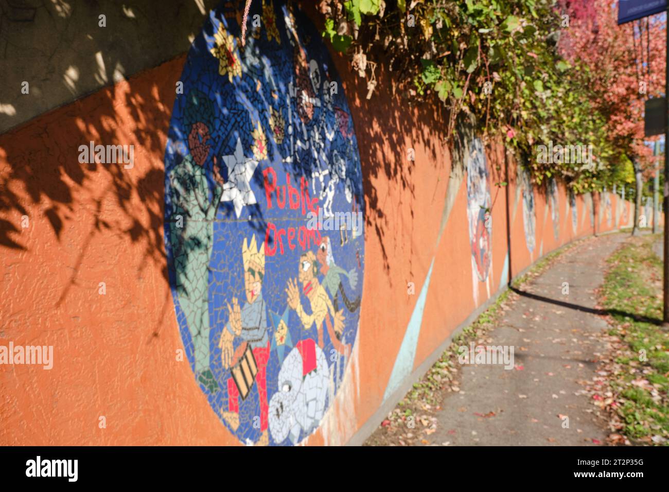 Mosaic, parte del Community Walls / Community Voices Project lungo Commercial Drive e Clark Park a Vancouver Foto Stock