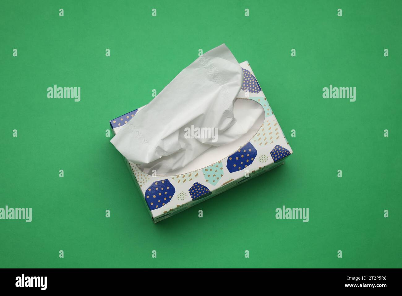 Scatola di fazzoletti di carta su sfondo verde, vista dall'alto Foto Stock
