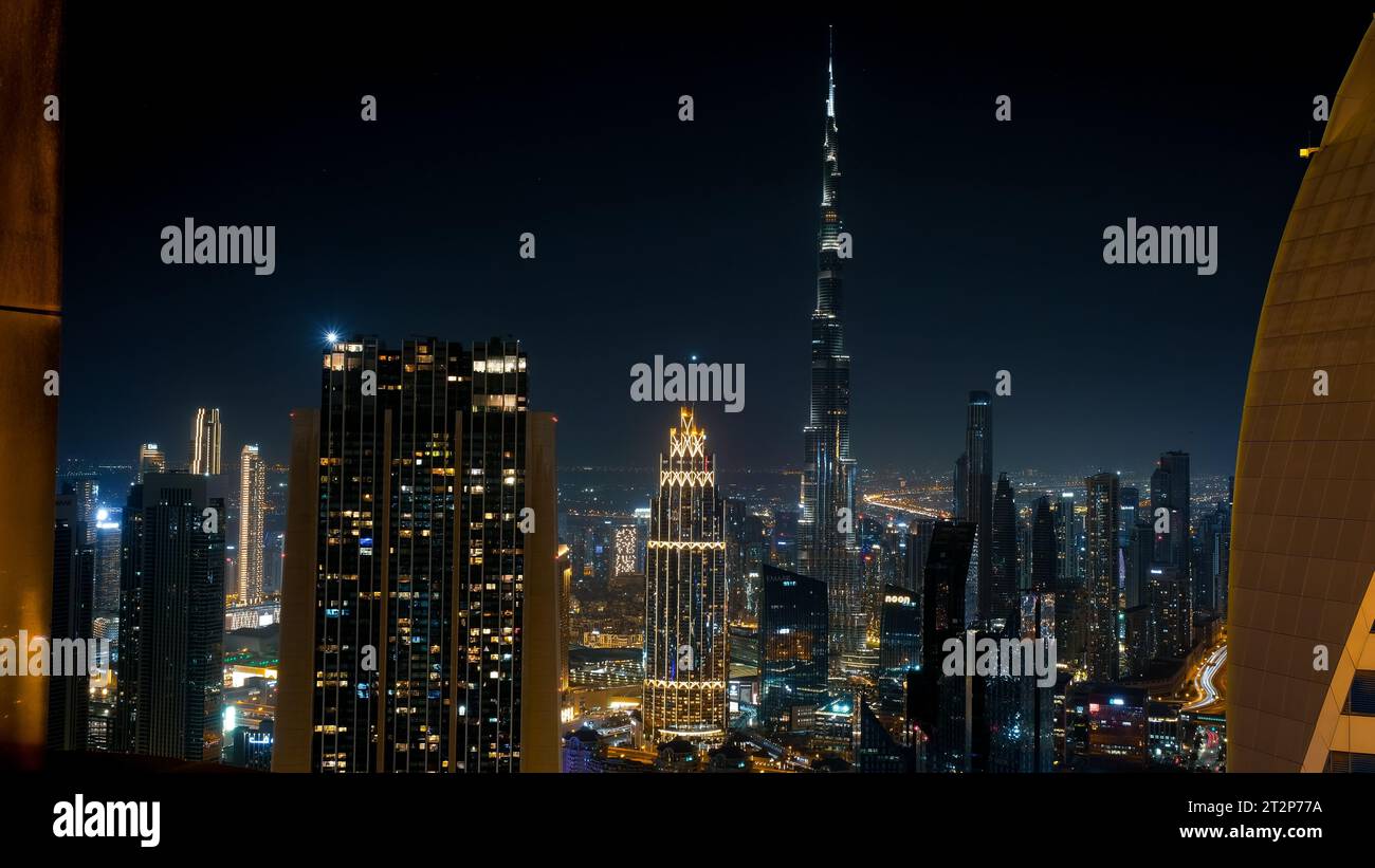 Una vista aerea del Burj Khalifa illuminato di notte a Dubai, Emirati Arabi Uniti Foto Stock