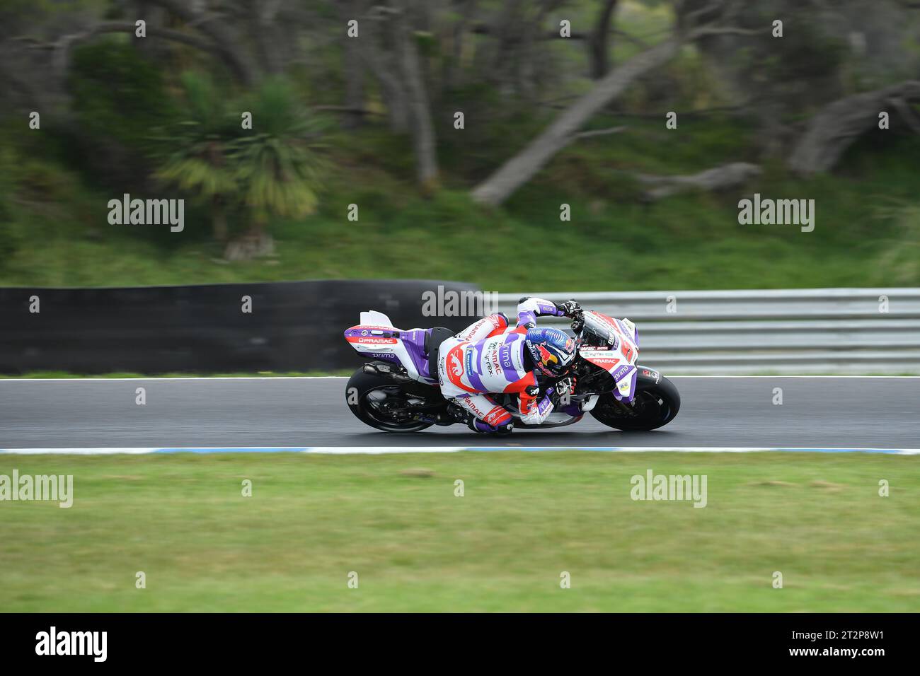 MELBOURNE, AUSTRALIA. 21 ottobre 2023. Guru di Gryfyn Gran Premio motociclistico australiano d'Australia. Il pilota della Ducati Johann Zarco, il francese sta correndo per prima Pramac Racing durante le qualifiche MotoGP al MotoGP australiano. Foto: Karl Phillipson/Alamy Live News Foto Stock