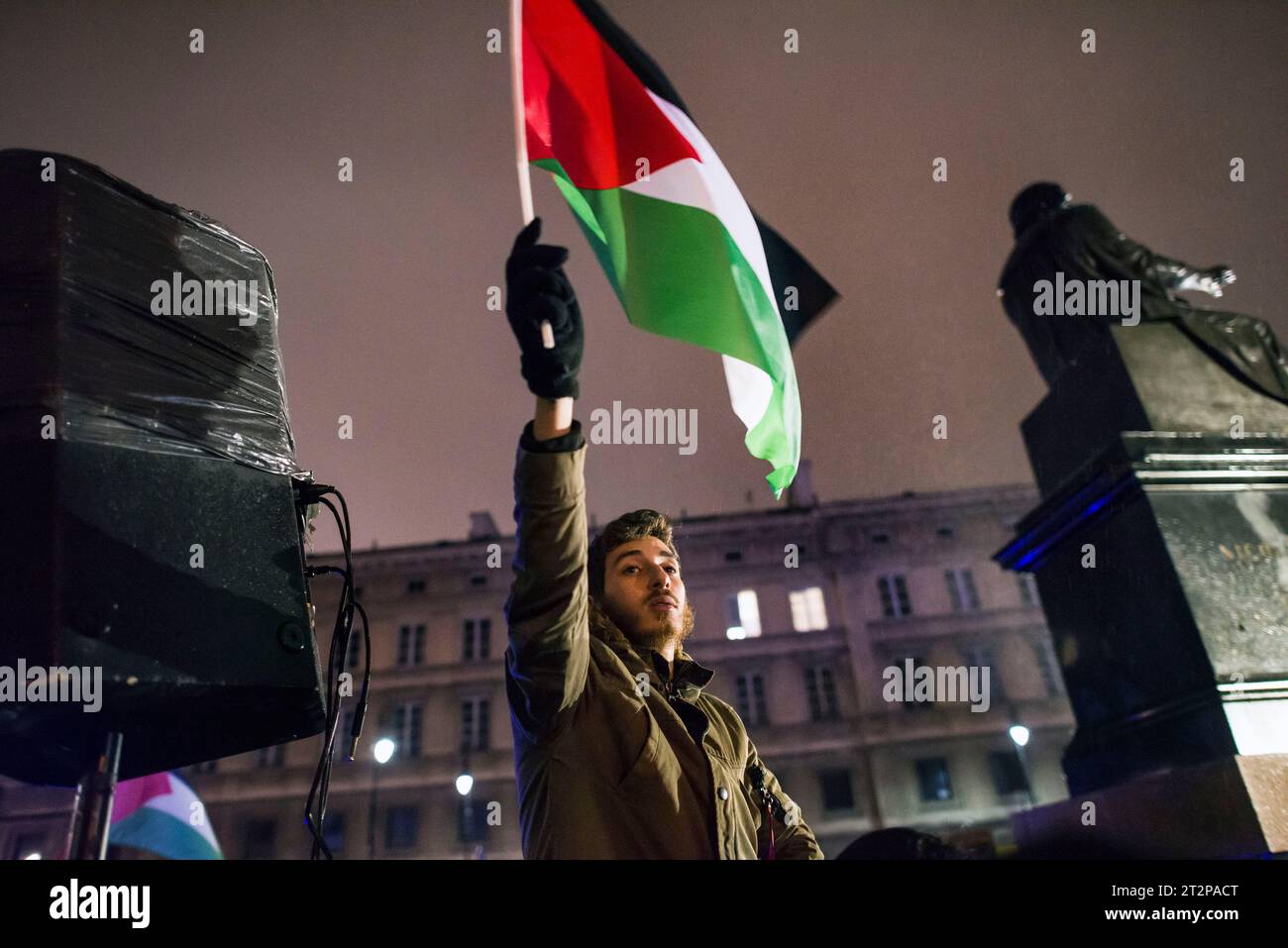 Varsavia, Polonia. 20 ottobre 2023. Il manifestante detiene una bandiera palestinese durante la manifestazione pro-palestinese a Varsavia. Centinaia di persone - tra cui palestinesi - si sono riunite sotto la pioggia battente nel centro di Varsavia per protestare con lo slogan "Smettila la pulizia etnica a Gaza”. I manifestanti pro-palestinesi chiedono la fine dei bombardamenti civili a Gaza da parte di Israele, l'apertura dei corridoi umanitari e la fornitura di cibo, acqua e medicine agli abitanti della Striscia di Gaza. I manifestanti hanno cantato slogan come "Palestina libera” o "Israele è uno Stato terrorista”. Credito: SOPA Images Limited/Alamy Live News Foto Stock